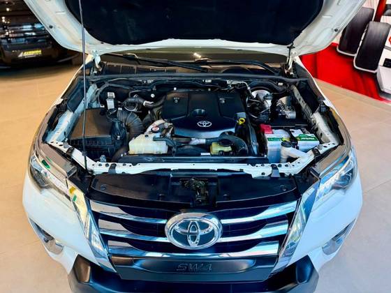 TOYOTA HILUX SW4 2.8 SRX 4X4 7 LUGARES 16V TURBO INTERCOOLER DIESEL 4P AUTOMÁTICO TOYOTA HILUX SW4 2.8 SRX 4X4 7 LUGARES 16V TURBO INTERCOOLER DIESEL 4P AUTOMÁTICO